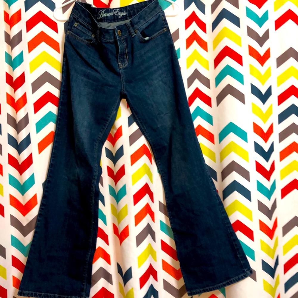 Woman’s American eagle jeans.